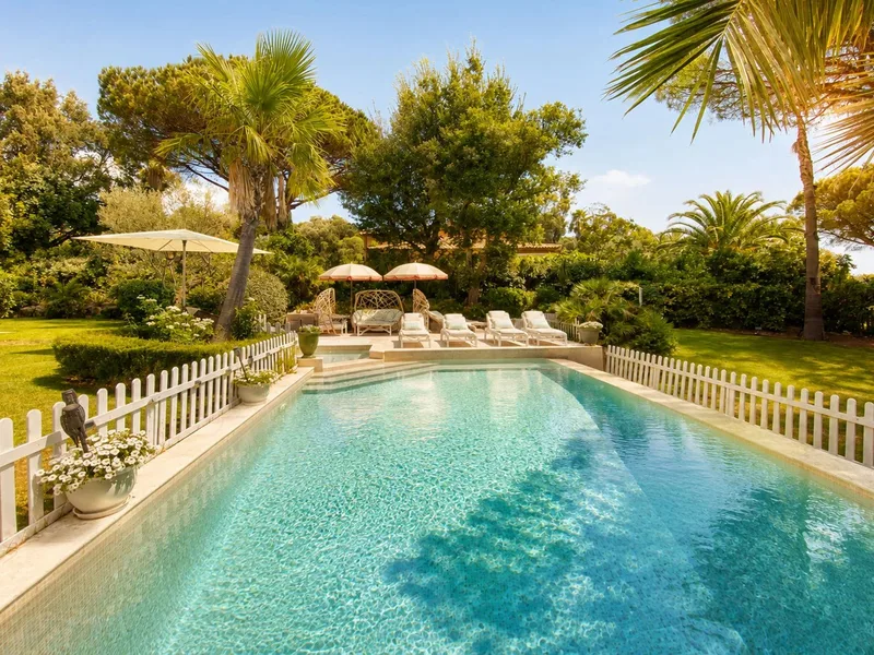 EXCLUSIVITÉ À GRIMAUD – VUE MER – DOMAINE PRIVÉ – GOLF DE BEAUVALLON