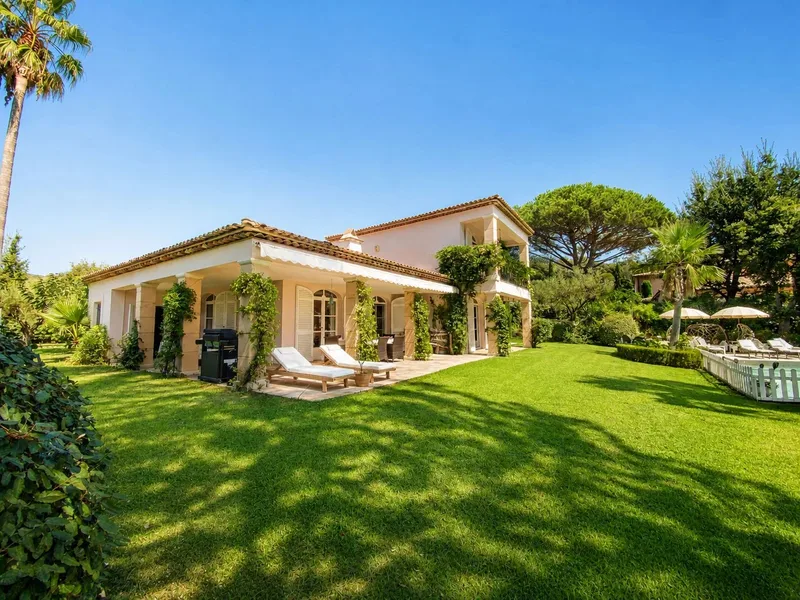 EXCLUSIVITÉ À GRIMAUD – VUE MER – DOMAINE PRIVÉ – GOLF DE BEAUVALLON