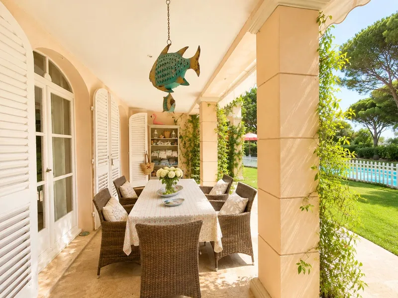 EXCLUSIVITÉ À GRIMAUD – VUE MER – DOMAINE PRIVÉ – GOLF DE BEAUVALLON