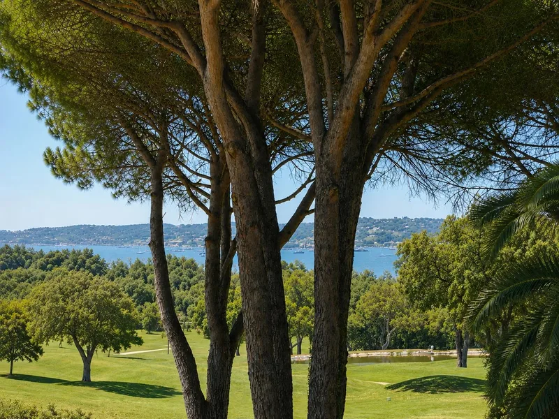 EXCLUSIVITÉ À GRIMAUD – VUE MER – DOMAINE PRIVÉ – GOLF DE BEAUVALLON