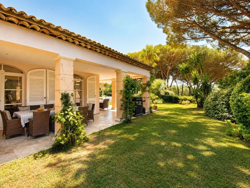 EXCLUSIVITÉ À GRIMAUD – VUE MER – DOMAINE PRIVÉ – GOLF DE BEAUVALLON