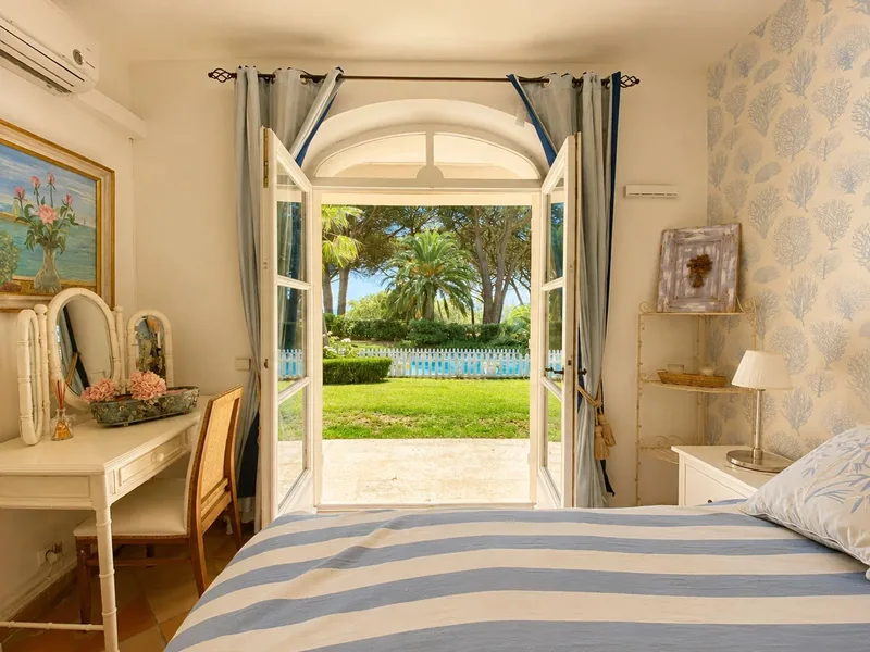 EXCLUSIVITÉ À GRIMAUD – VUE MER – DOMAINE PRIVÉ – GOLF DE BEAUVALLON