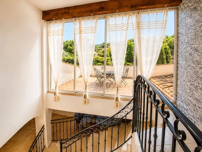 EXCLUSIVITÉ À GRIMAUD – VUE MER – DOMAINE PRIVÉ – GOLF DE BEAUVALLON
