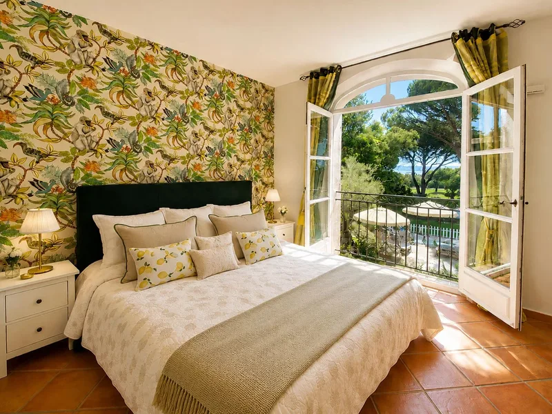 EXCLUSIVITÉ À GRIMAUD – VUE MER – DOMAINE PRIVÉ – GOLF DE BEAUVALLON