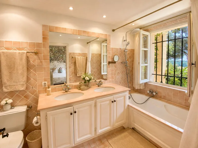 EXCLUSIVITÉ À GRIMAUD – VUE MER – DOMAINE PRIVÉ – GOLF DE BEAUVALLON