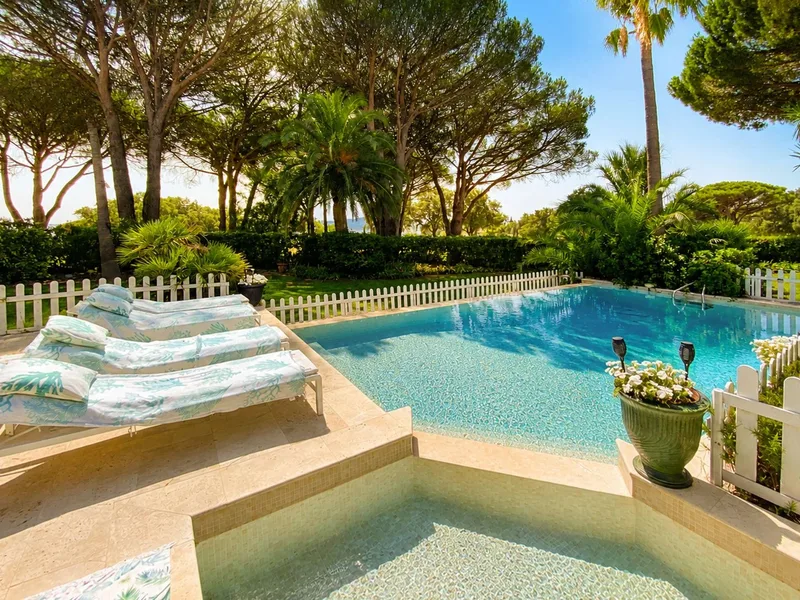 EXCLUSIVITÉ À GRIMAUD – VUE MER – DOMAINE PRIVÉ – GOLF DE BEAUVALLON