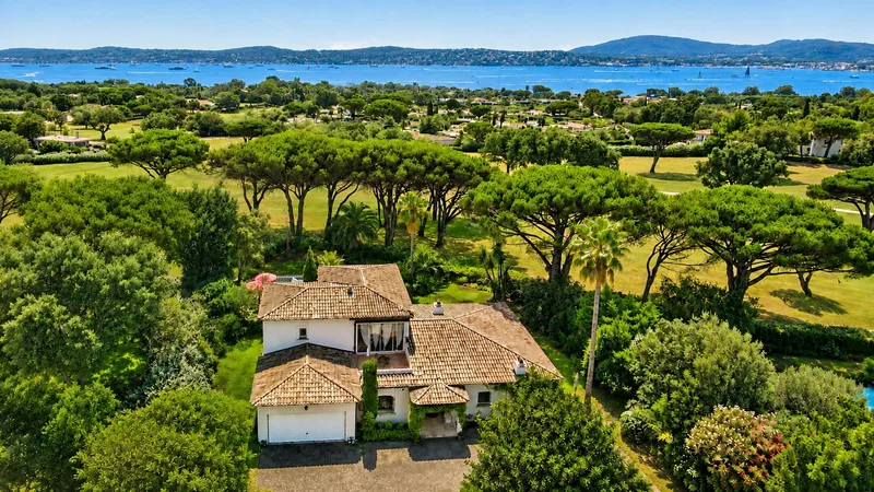 EXCLUSIVITÉ À GRIMAUD – VUE MER – DOMAINE PRIVÉ – GOLF DE BEAUVALLON
