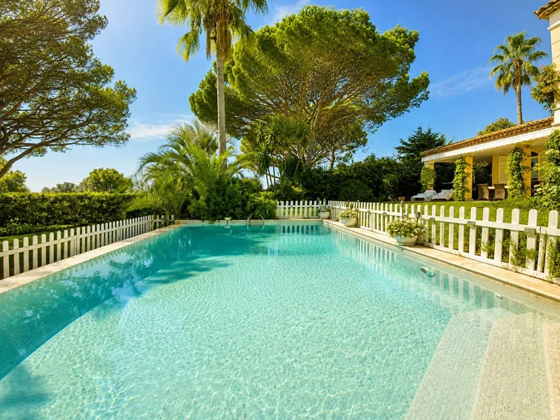 EXCLUSIVITÉ À GRIMAUD – VUE MER – DOMAINE PRIVÉ – GOLF DE BEAUVALLON