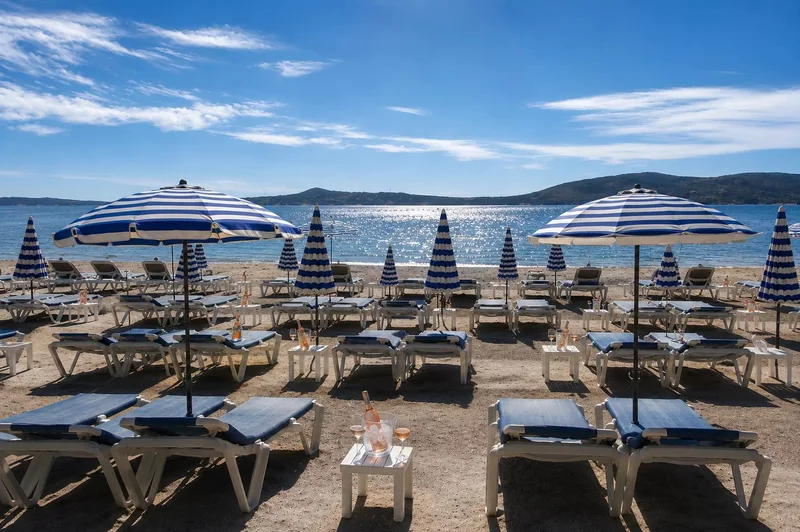 EXCLUSIVITÉ À GRIMAUD – VUE MER – DOMAINE PRIVÉ – GOLF DE BEAUVALLON