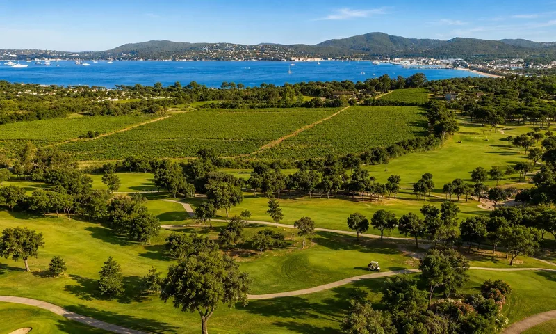 EXCLUSIVITÉ À GRIMAUD – VUE MER – DOMAINE PRIVÉ – GOLF DE BEAUVALLON