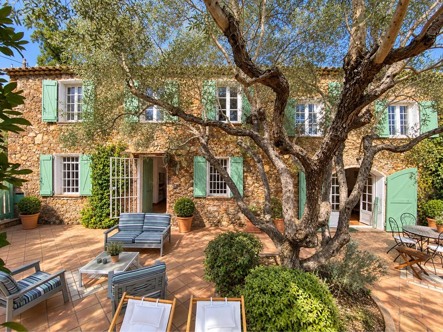 Provençal stone Bastide with private vineyards in Cogolin