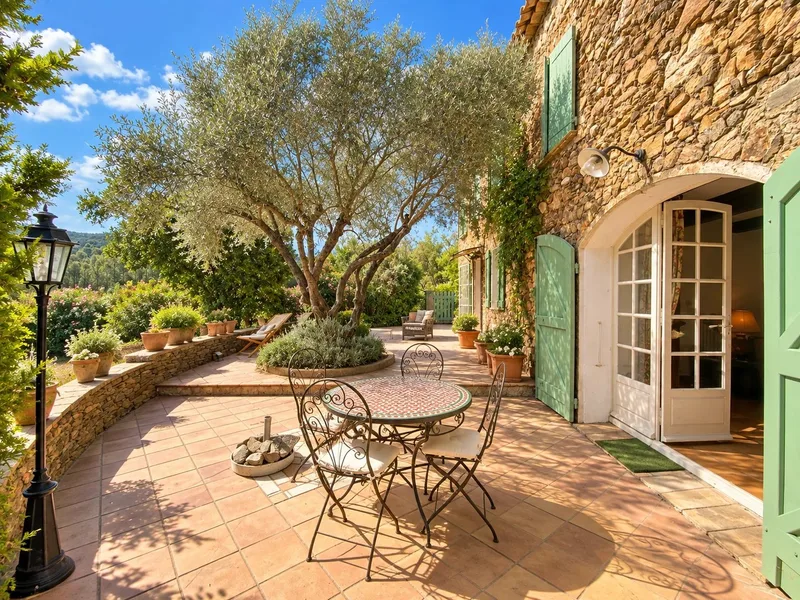 Provençal stone Bastide with private vineyards in Cogolin