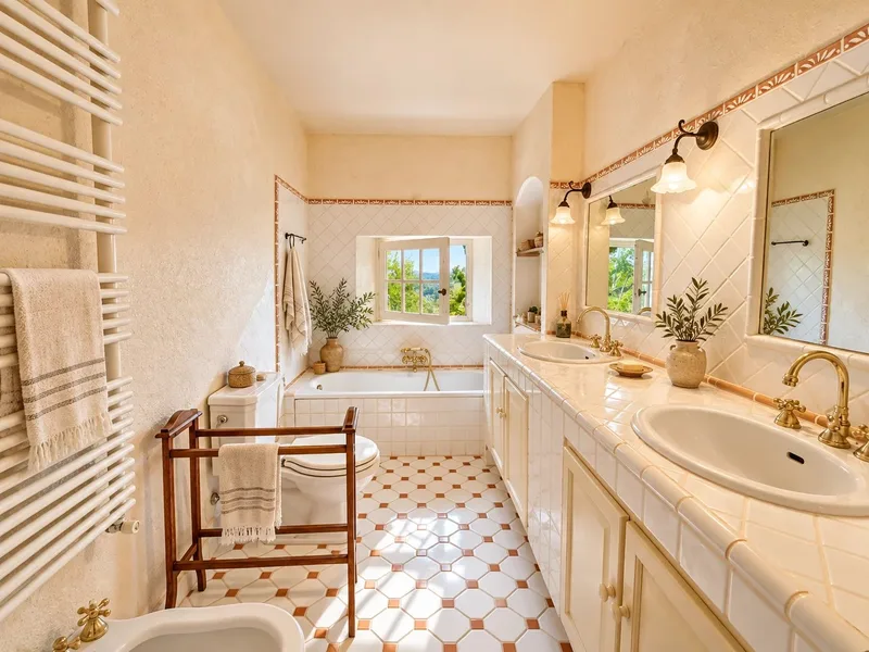 Provençal stone Bastide with private vineyards in Cogolin