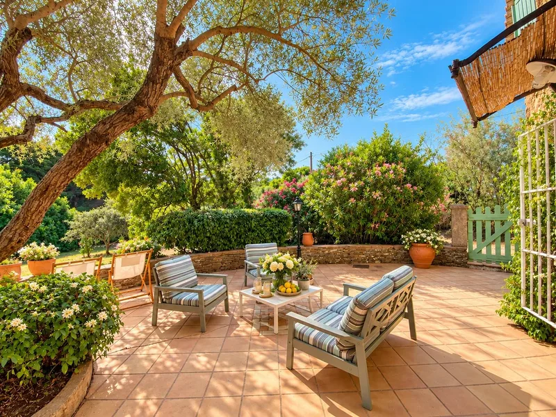 Provençal stone Bastide with private vineyards in Cogolin