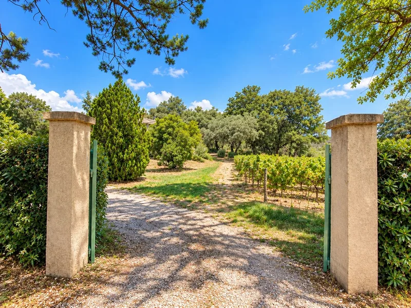 Provençal stone Bastide with private vineyards in Cogolin