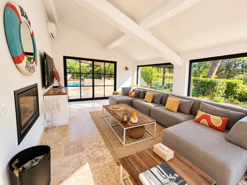 VILLA RÉNOVÉE AVEC PISCINE, AU CALME ET SANS VIS-À-VIS