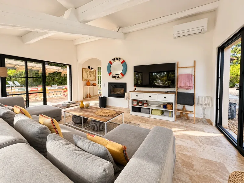 VILLA RÉNOVÉE AVEC PISCINE, AU CALME ET SANS VIS-À-VIS