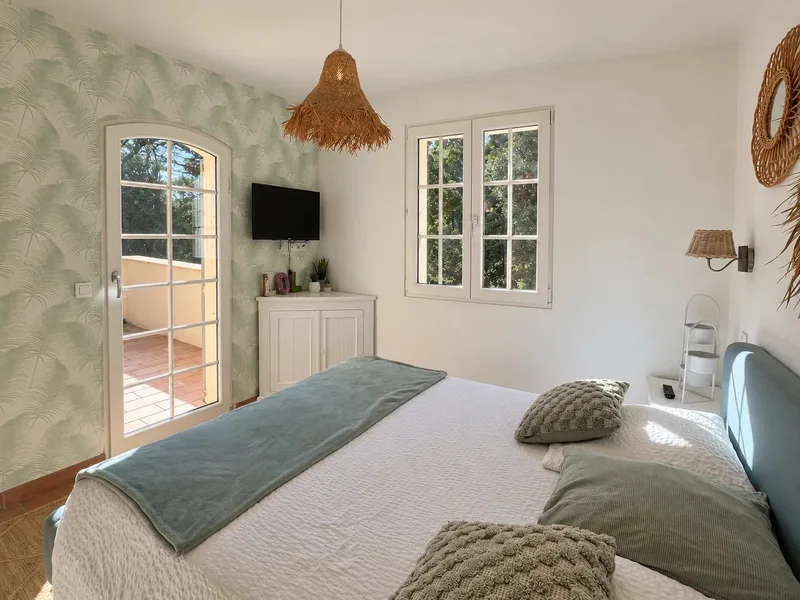 VILLA RÉNOVÉE AVEC PISCINE, AU CALME ET SANS VIS-À-VIS