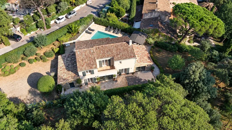 VILLA RÉNOVÉE AVEC PISCINE, AU CALME ET SANS VIS-À-VIS