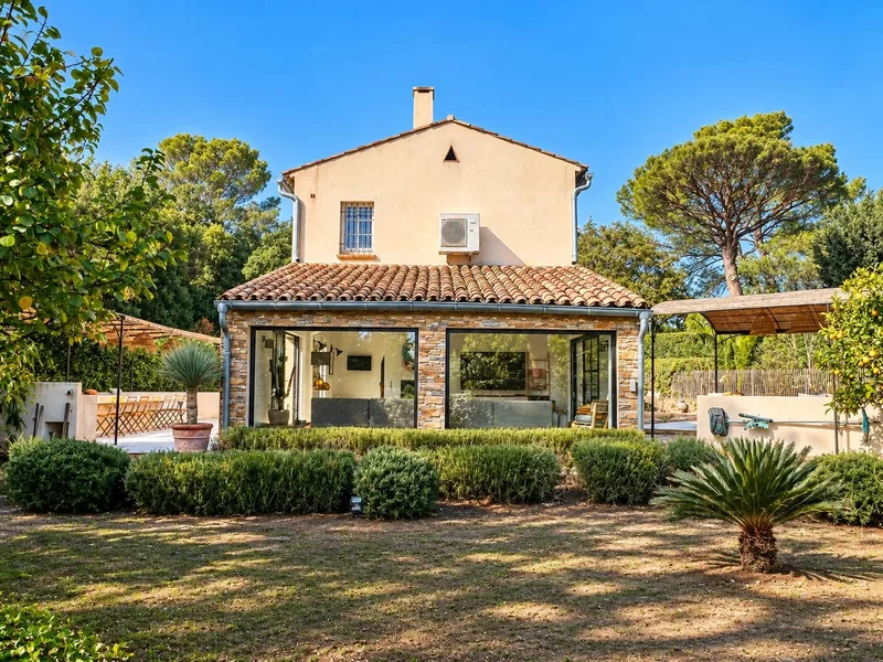 VILLA RÉNOVÉE AVEC PISCINE, AU CALME ET SANS VIS-À-VIS