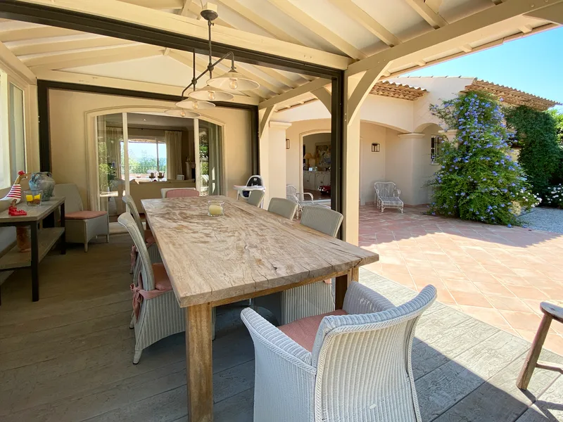 Sea view, pool and quiet: Villa with 4 bedrooms