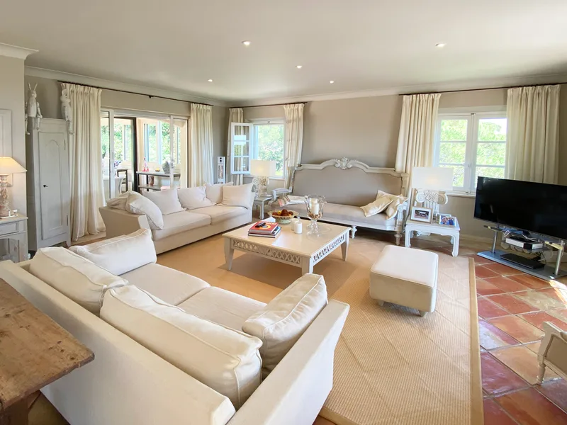 Sea view, pool and quiet: Villa with 4 bedrooms