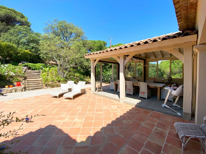 Sea view, pool and quiet: Villa with 4 bedrooms