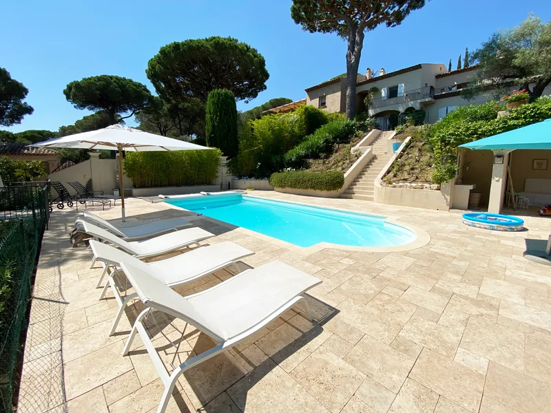 Sea view, pool and quiet: Villa with 4 bedrooms