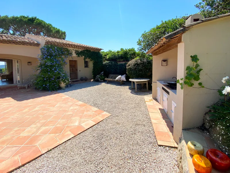 Sea view, pool and quiet: Villa with 4 bedrooms