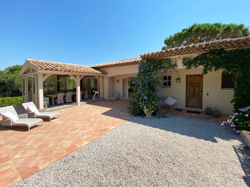 Sea view, pool and quiet: Villa with 4 bedrooms
