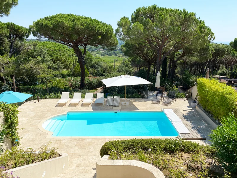 Sea view, pool and quiet: Villa with 4 bedrooms