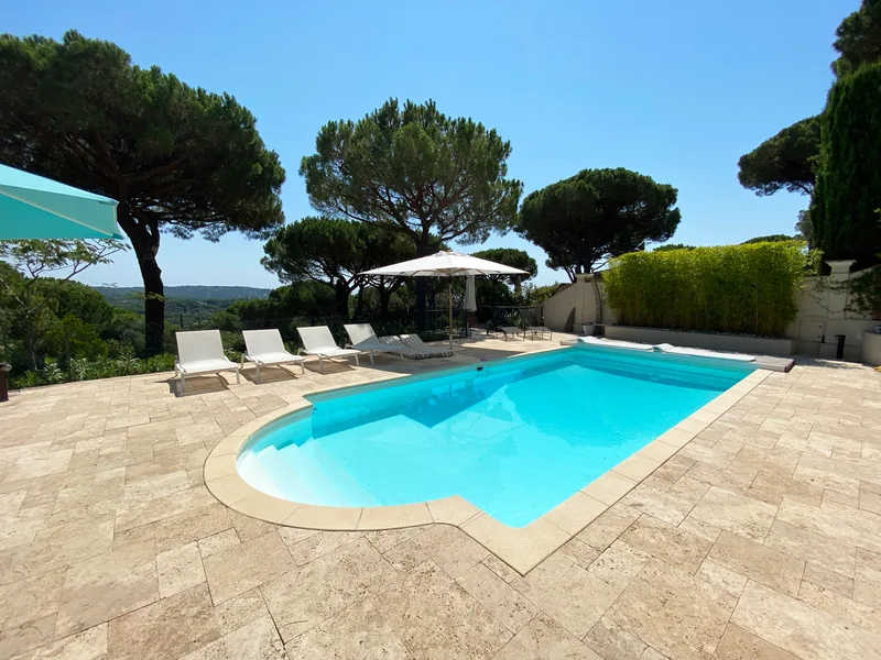 Sea view, pool and quiet: Villa with 4 bedrooms