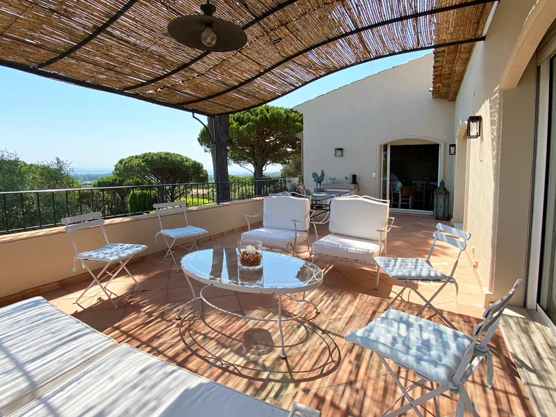 Sea view, pool and quiet: Villa with 4 bedrooms