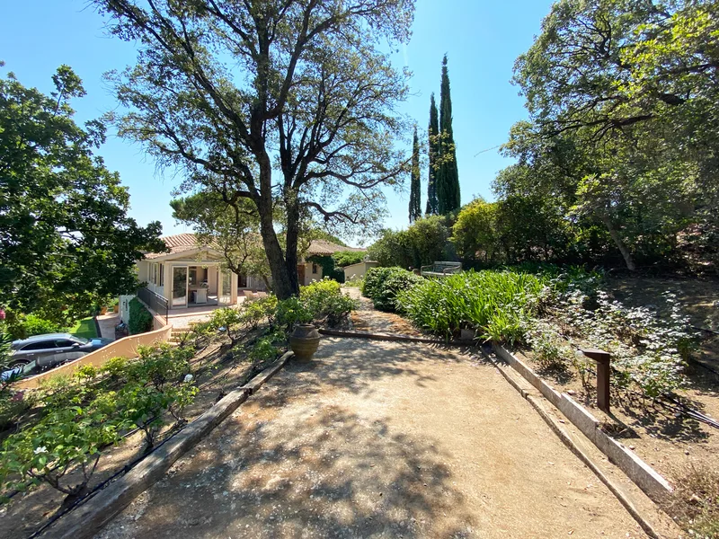 Sea view, pool and quiet: Villa with 4 bedrooms