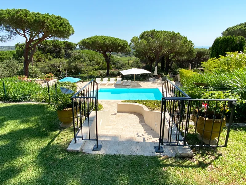 Sea view, pool and quiet: Villa with 4 bedrooms