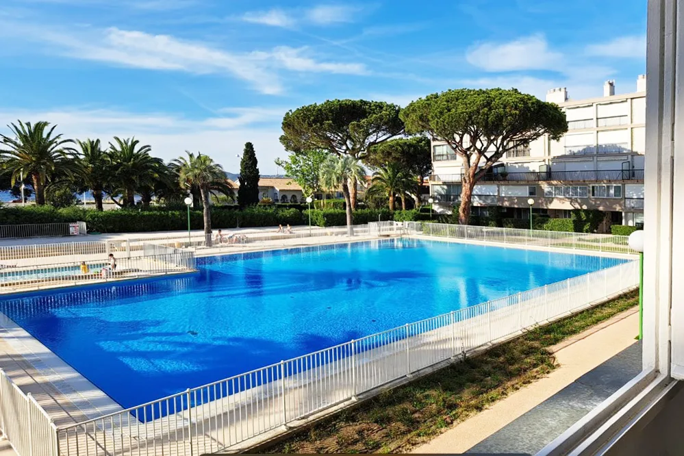 2 ROOM FLAT WITH SEA VIEW