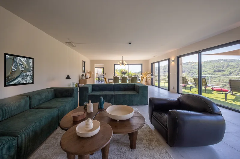 MODERN VILLA, SWIMMING POOL, HILL AND GULF OF SAINT-TROPEZ VIEW