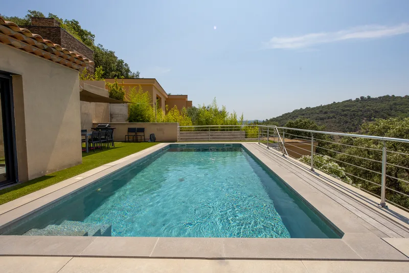 MODERN VILLA, SWIMMING POOL, HILL AND GULF OF SAINT-TROPEZ VIEW