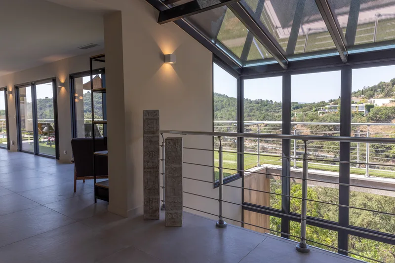 MODERN VILLA, SWIMMING POOL, HILL AND GULF OF SAINT-TROPEZ VIEW