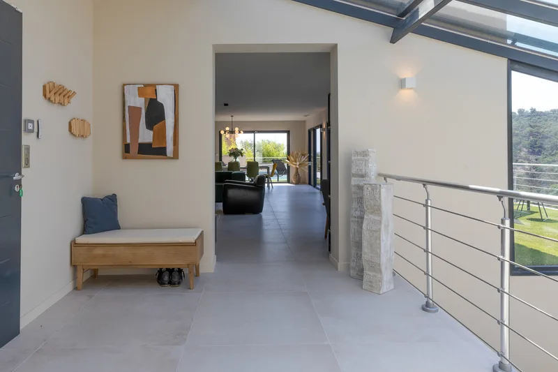 MODERN VILLA, SWIMMING POOL, HILL AND GULF OF SAINT-TROPEZ VIEW