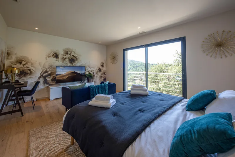 MODERN VILLA, SWIMMING POOL, HILL AND GULF OF SAINT-TROPEZ VIEW