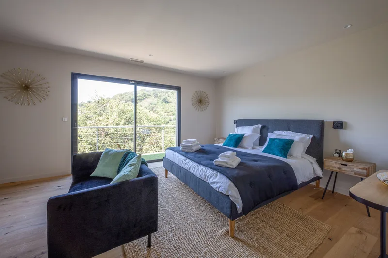 MODERN VILLA, SWIMMING POOL, HILL AND GULF OF SAINT-TROPEZ VIEW