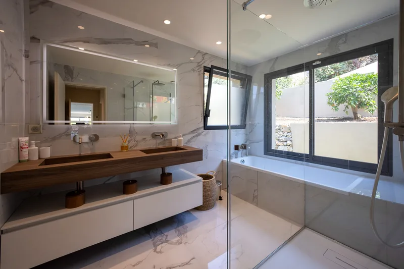 MODERN VILLA, SWIMMING POOL, HILL AND GULF OF SAINT-TROPEZ VIEW