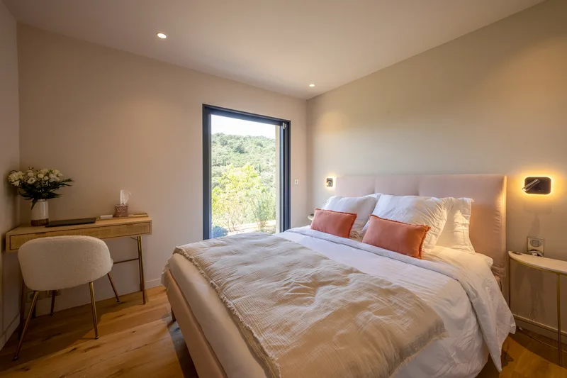 MODERN VILLA, SWIMMING POOL, HILL AND GULF OF SAINT-TROPEZ VIEW