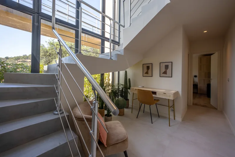 MODERN VILLA, SWIMMING POOL, HILL AND GULF OF SAINT-TROPEZ VIEW