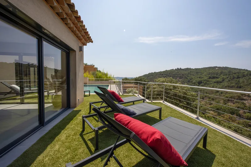 MODERN VILLA, SWIMMING POOL, HILL AND GULF OF SAINT-TROPEZ VIEW