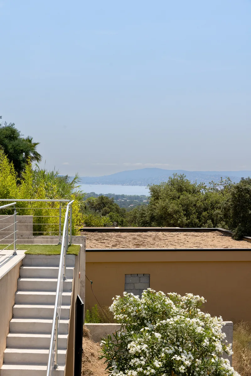 MODERN VILLA, SWIMMING POOL, HILL AND GULF OF SAINT-TROPEZ VIEW