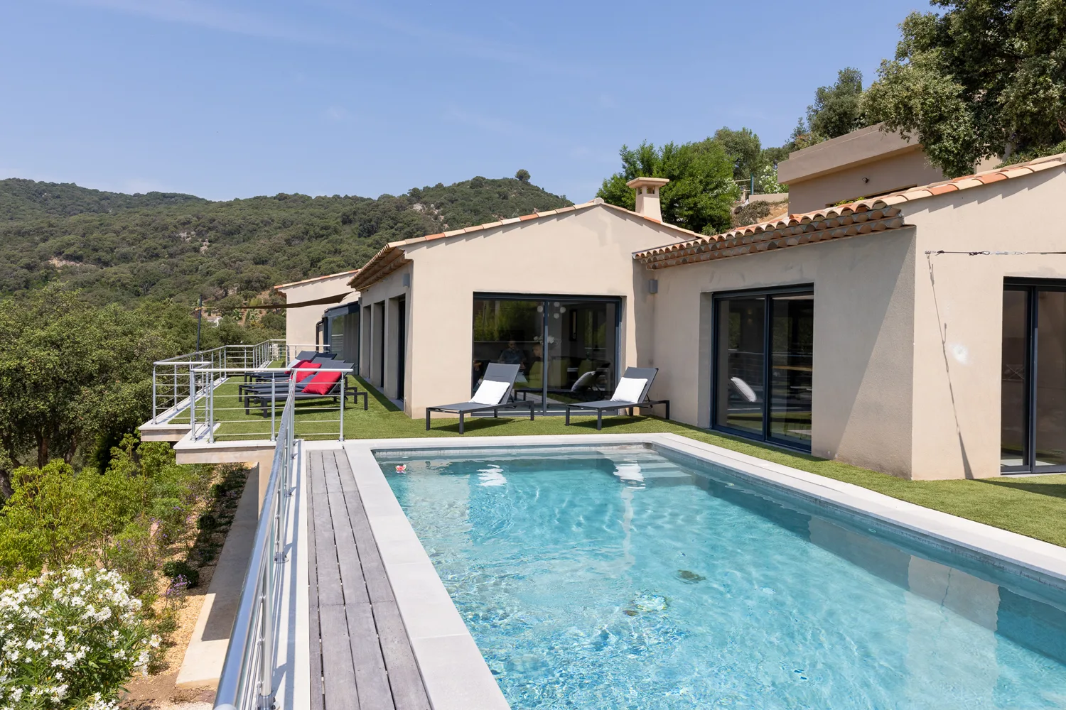 MODERN VILLA, SWIMMING POOL, HILL AND GULF OF SAINT-TROPEZ VIEW