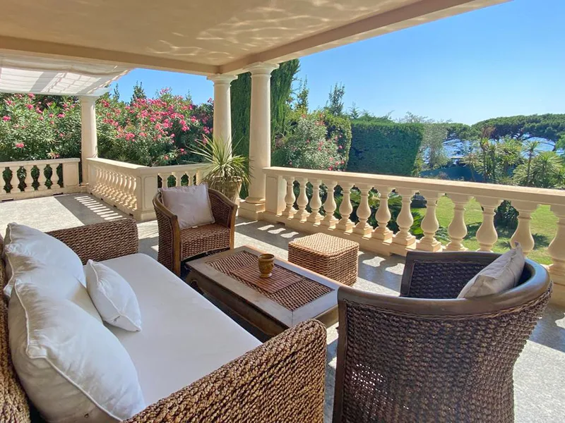 SEA VIEW VILLA - BEACH ON FOOT - PRESTIGIOUS DOMAIN