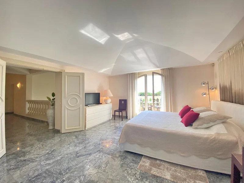 SEA VIEW VILLA - BEACH ON FOOT - PRESTIGIOUS DOMAIN